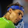 Nadal cae por séptima vez en la misma piedra