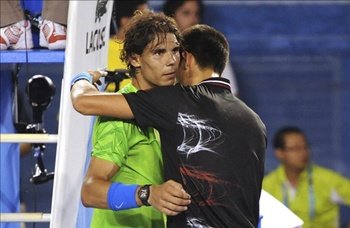 Nadal cae por séptima vez en la misma piedra