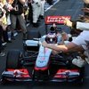 Button se lleva la primera carrera del año